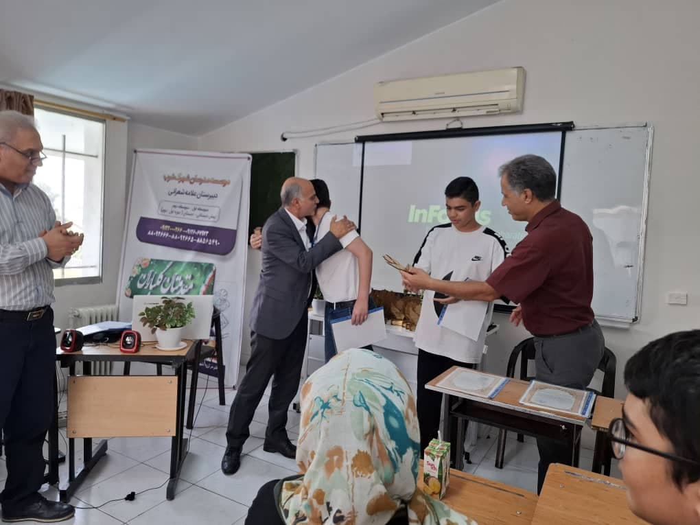 تجلیل از دانش آموزان کوشا
